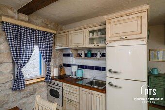 Rekonstruovany dvoupodlažni byt, Kaštel Novi – 70 m od moře!