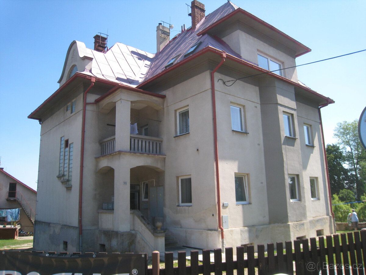 Nabízíme k pronájmu prostorný byt 2+1 v činžovním domě v obc