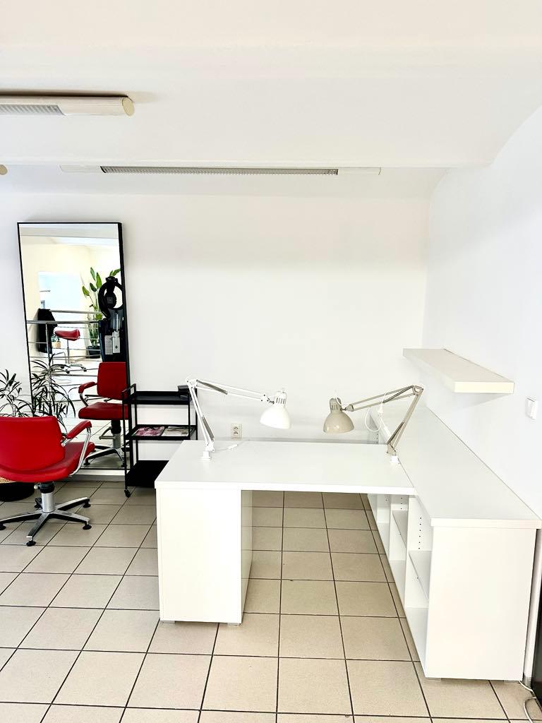 Nabízíme k pronájmu místo pro modeláž nehtů v zavedeném salo