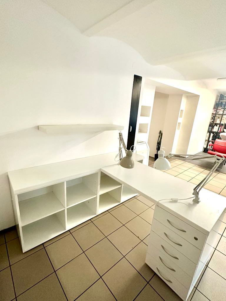Nabízíme k pronájmu místo pro modeláž nehtů v zavedeném salo