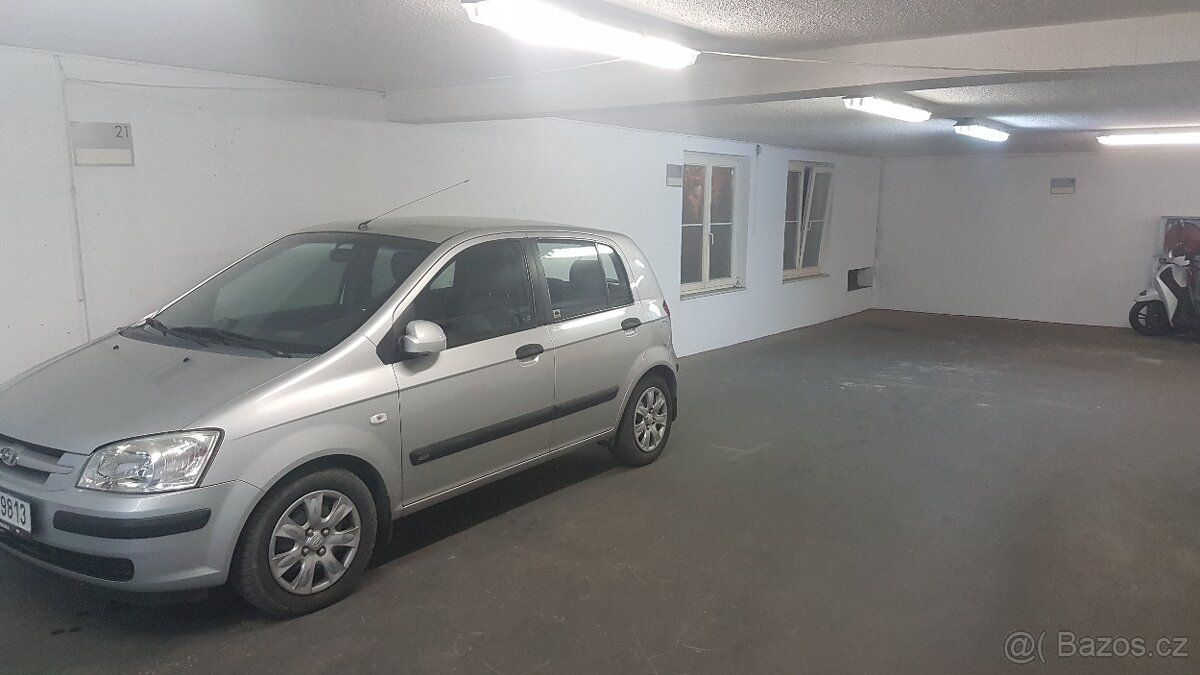 Stání je pro jedno auto nebo motocykl uvnitř zajištěného/bez