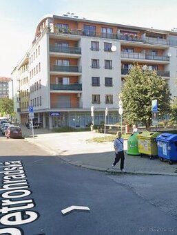 Stání je pro jedno auto nebo motocykl uvnitř zajištěného/bez