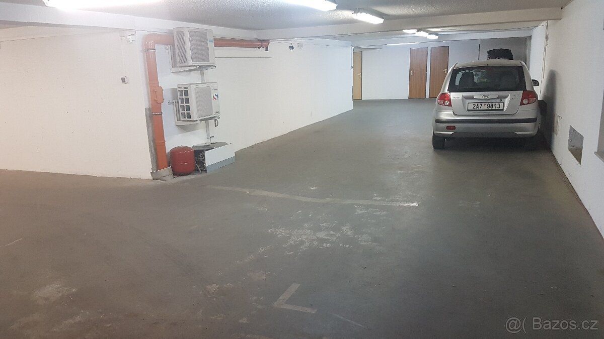 Stání je pro jedno auto nebo motocykl uvnitř zajištěného/bez