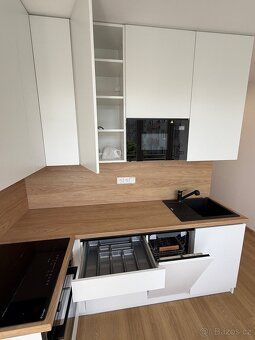 Nadstandardní, kompletně nový luxusní byt (36 m²) s balkonem