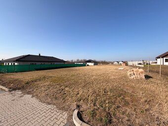 Nabízím k prodeji pozemek k bydlení o rozloze 1000m², nacház