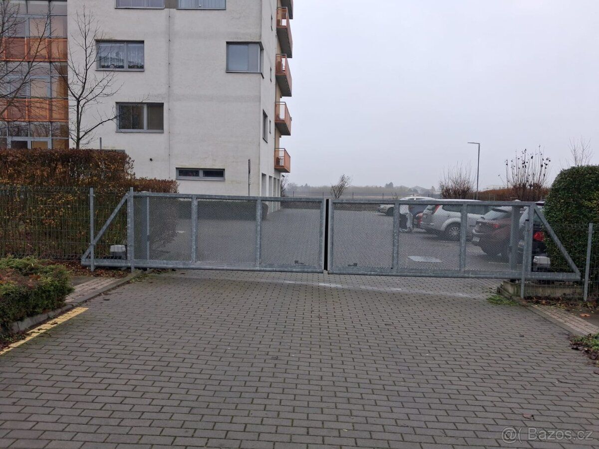 Nabízím k pronájmu parkovací stání na adrese Jeremiášova 7, 