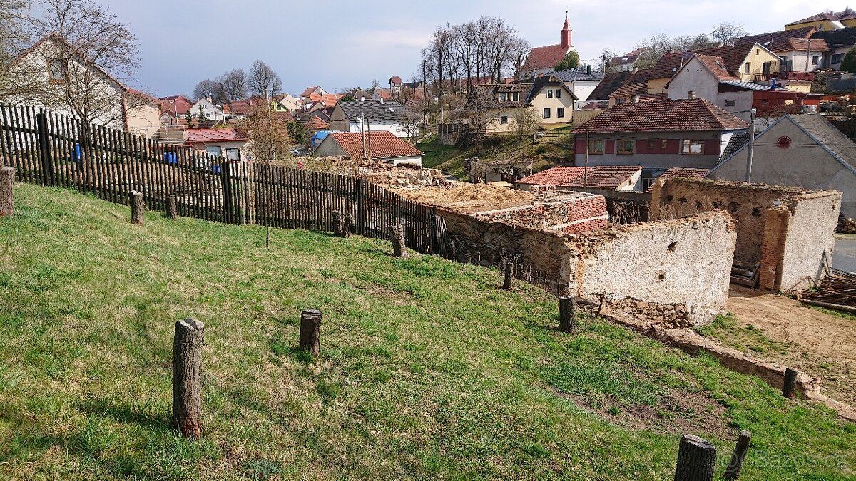 Prodám stavební pozemek se zahradou 5 km od Třebíče v obci K
