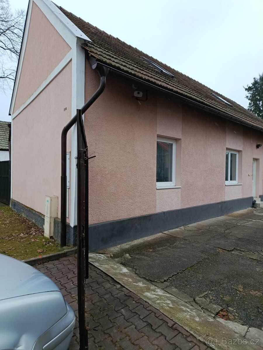 Prodám rodinný dům se zahradou.Zastavena plocha je 145m2, za