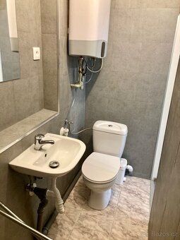 Nabízím k pronájmu světlý a moderní 2+kk byt o rozloze 29 m²