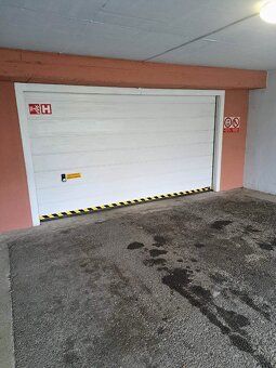 Pronajmu garáž 15m2 v garážovém krytém komplexu na ulici Hey