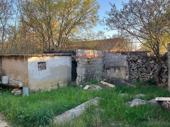 Na prodej je domek na vesnici Kaočine v blízkosti města Drni