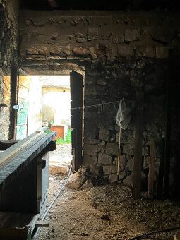 Na prodej je domek na vesnici Kaočine v blízkosti města Drni
