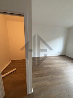 Adresa: Praha 8 – Kobylisy
🛋 Částečně zařízený (lednice, pra