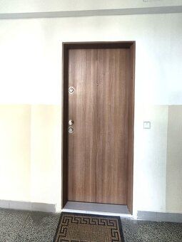 Nabízíme k pronájmu plně zařízený byt 1+kk s velkou zaskleno