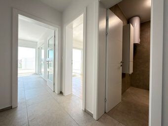 Trojizbový apartmán s dvoma terasami v modernej novostavbe S