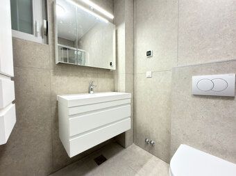 Trojizbový apartmán s dvoma terasami v modernej novostavbe S