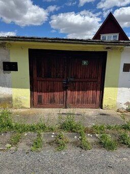 Prostor se nachází v areálu, vhodný jako garáž nebo sklad. V
