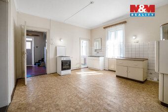 Některé domy mají příběh. A některé čekají na nového majitel