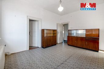 Některé domy mají příběh. A některé čekají na nového majitel
