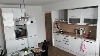 -- Nabízím k pronájmu byt 2kk o rozloze 43m2, v 6.patře s vý