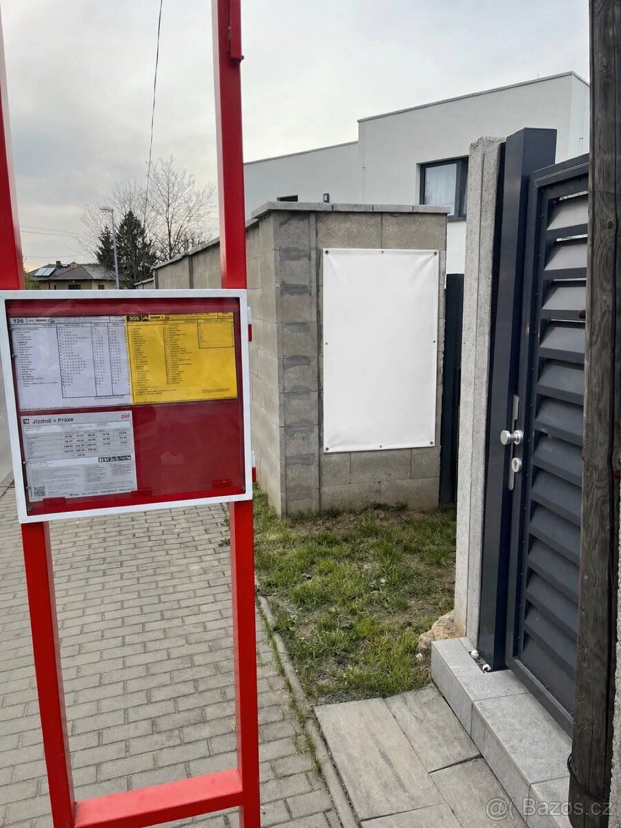 Nabízím reklamní prostor v Praze-Pitkovicich vedle zastávky 