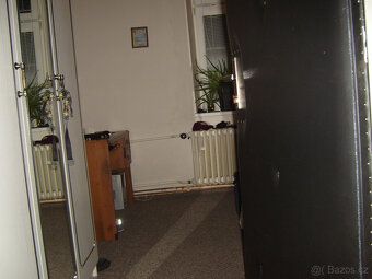 Pronájem jednolůžkových pokojů (neprůchozích) v bytě 3+1 v r
