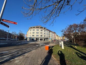 Pronájem KANCELÁŘE v centru Hradce Králové na třídě Karla IV