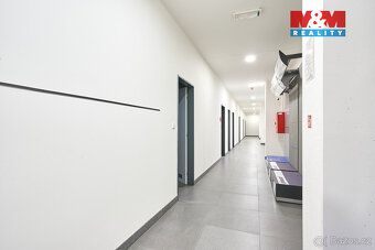 Administrativní a distribuční centrum je řešeno jako skladov