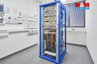 Administrativní a distribuční centrum je řešeno jako skladov