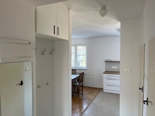 Nabízím k pronájmu částečně vybavený byt o rozměrech 62 m2 B
