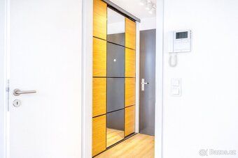 K pronájmu nabízíme elegantní a světlý byt o dispozici 2+kk,