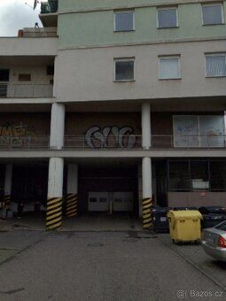Nabízím k dlouhodobému pronájmu garážové stání (cca 15m²) v 
