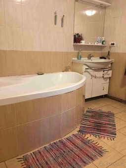 Nabízíme samostatnou část rodinného domu – vejmínek: 2 samos
