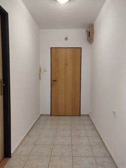 Pronájem bytu o velikosti 2+1 s balkonem, v klidné části Tur