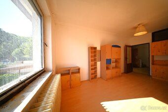 Pronájem 3 podlažního domu 5+1 o 187 m2 se 2 terasami a skle