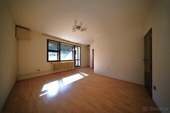 Pronájem 3 podlažního domu 5+1 o 187 m2 se 2 terasami a skle
