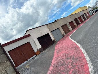 Prodám krajní řadovou garáž v osobním vlastnictví v lokalitě
