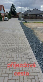 🏡 Prodej pozemku 638 m² – kompletní sítě, vlastní příjezd, P