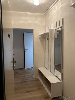 Nabízím k pronájmu slunný byt 3+1 o velikosti 65 m2 ve 12.pa