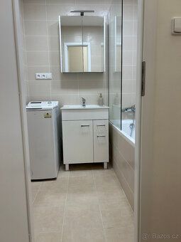 Nabízím k pronájmu slunný byt 3+1 o velikosti 65 m2 ve 12.pa