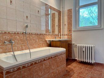 Hledáte bydlení, které kombinuje moderní pohodlí, klidnou lo
