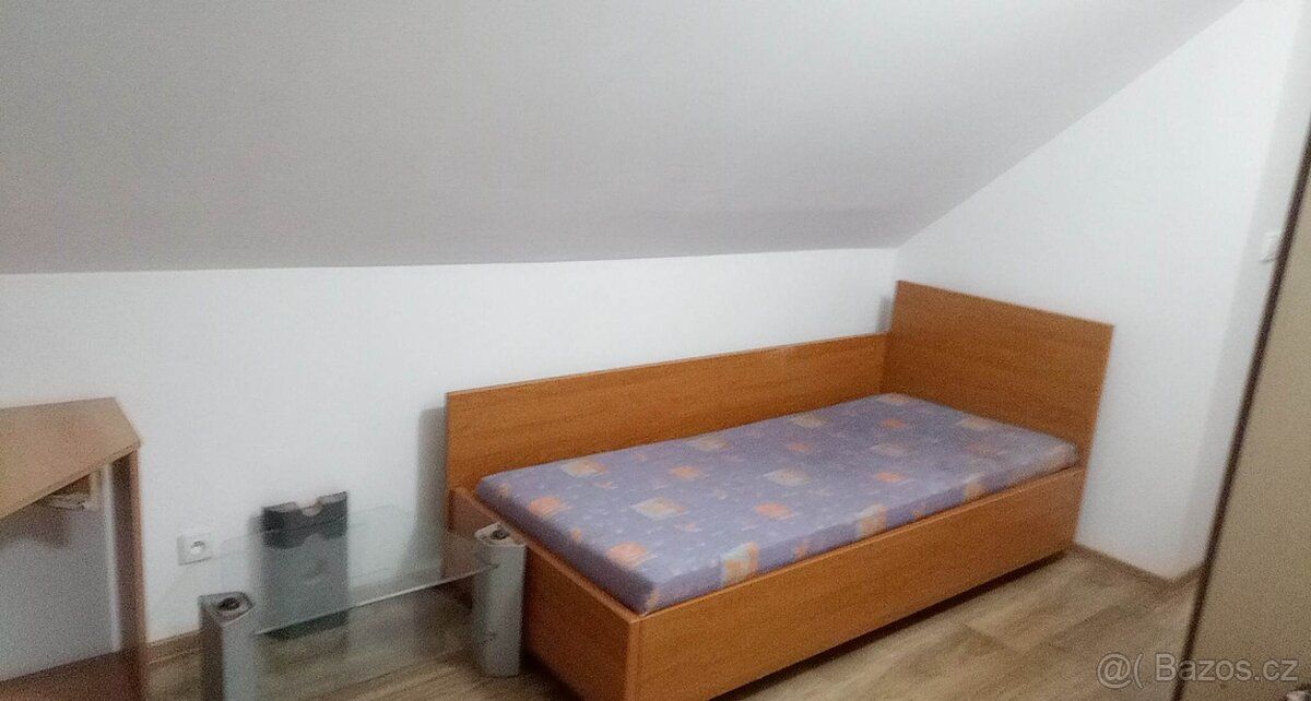 35m2, v podkroví. Parkovací místo, Cena 6000-7000 Kč/ měsíc,