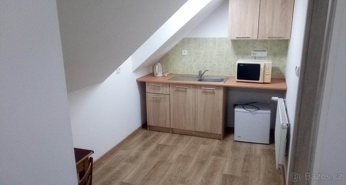 35m2, v podkroví. Parkovací místo, Cena 6000-7000 Kč/ měsíc,