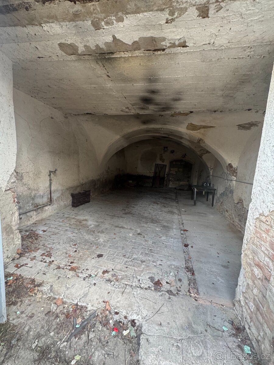 Pronájem garážového prostoru, možné využití jako sklad, park