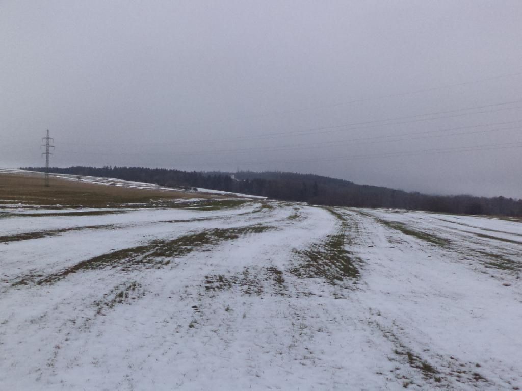 Prodám dobře přístupné pole z obou stran s VVN elektro rozvo