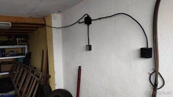 Zavedená a funkční 220v elektřina do obou garáží přes 12v tr