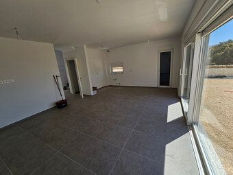 LaHoreal.eu ponúka na preaj moderný radový dom s bazénom v M