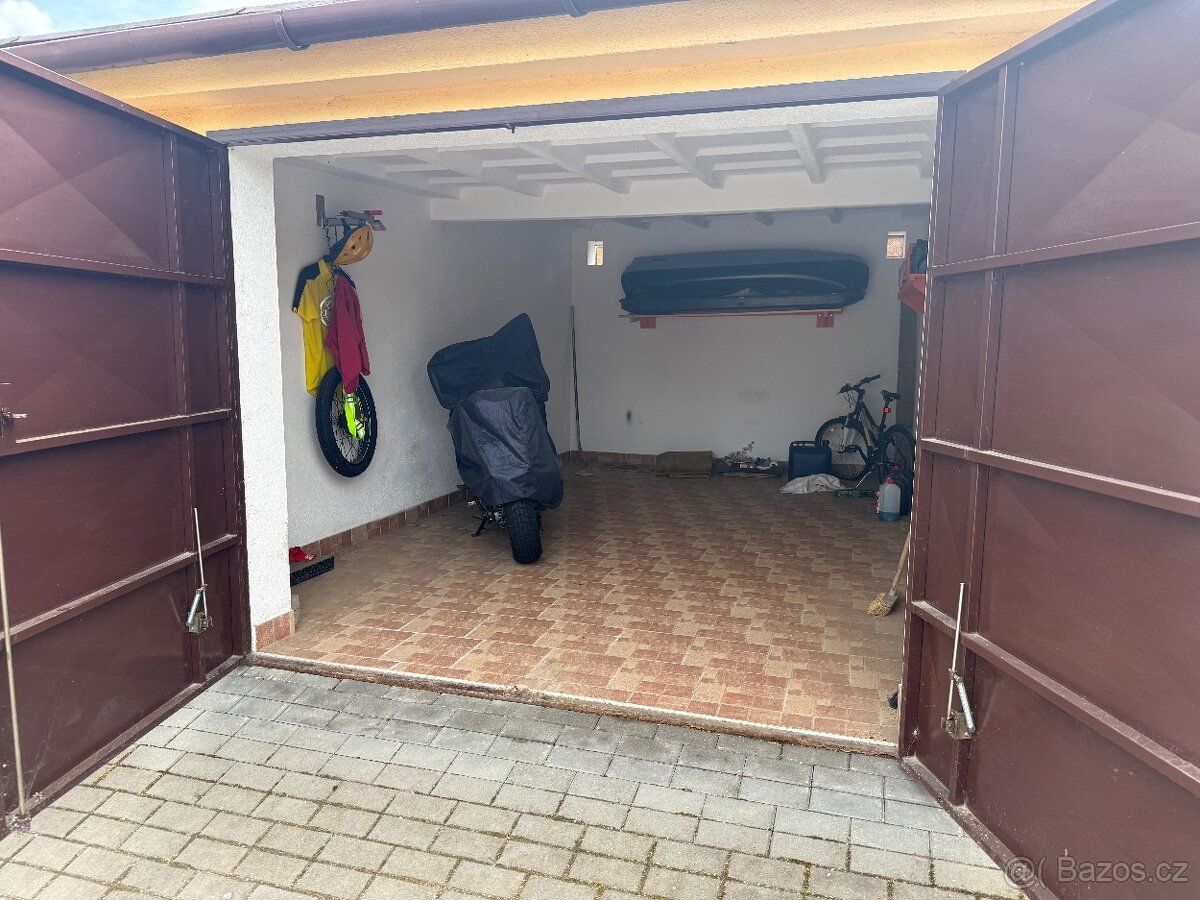 Prodám garáž o velikosti 22m2 v pěkném stavu.
Garáž je suchá