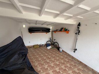 Prodám garáž o velikosti 22m2 v pěkném stavu.
Garáž je suchá