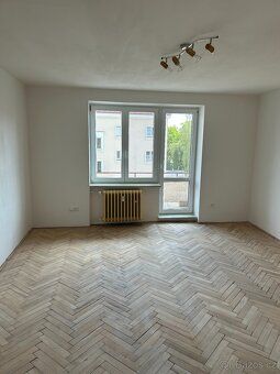 Nabízíme k dlouhodobému pronájmu byt 2+1 se dvěma balkony. P